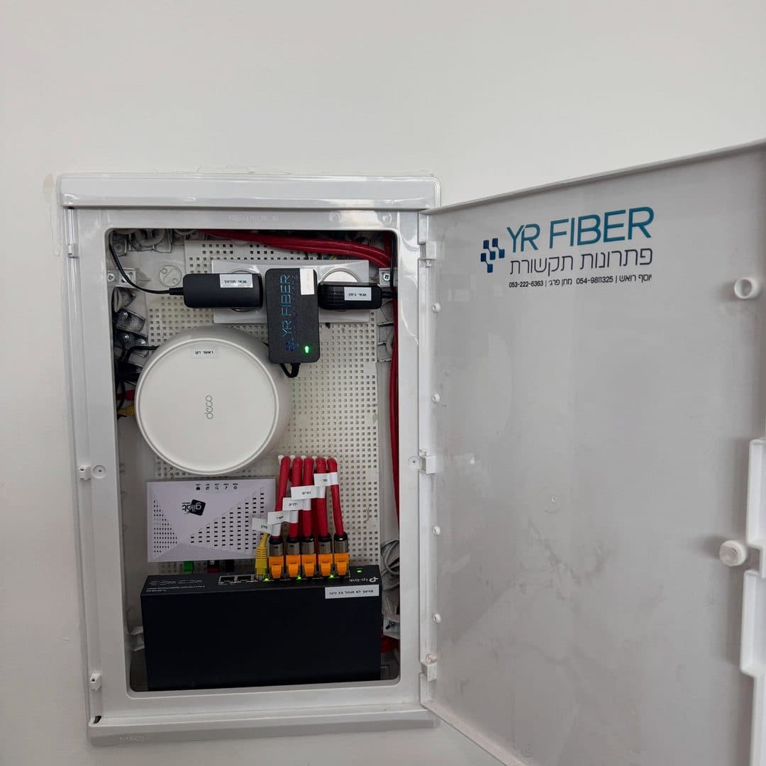 ארון תקשורת ממותג YR.Fiber