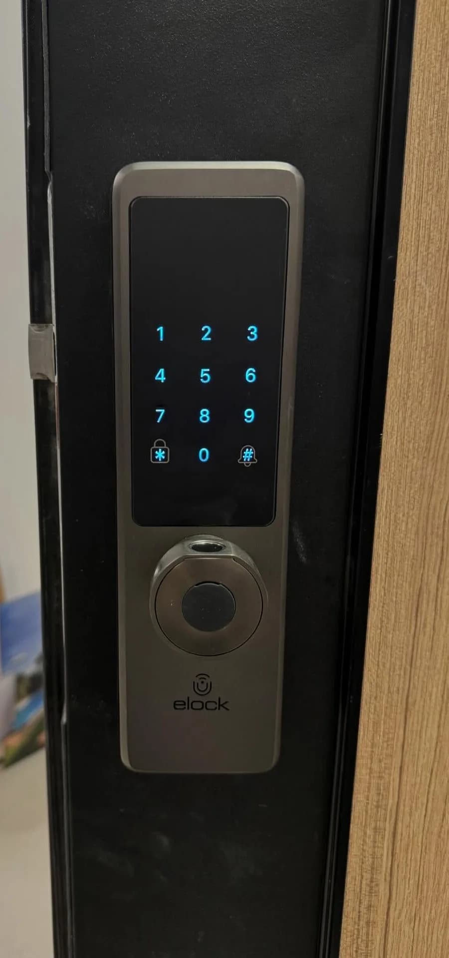 מנעול חכם elock עם קודן מגע מואר וקורא טביעת אצבע, מותקן על דלת כניסה