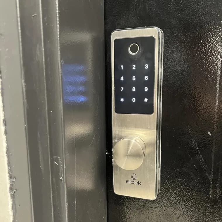 מנעול חכם elock מנירוסטה עם קודן מגע וקורא טביעת אצבע על דלת כניסה