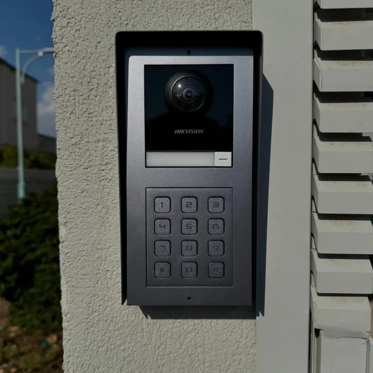 מסוף כניסה לבניין עם אינטרקום, מצלמה וקודן מקשים, מותקן על קיר חיצוני