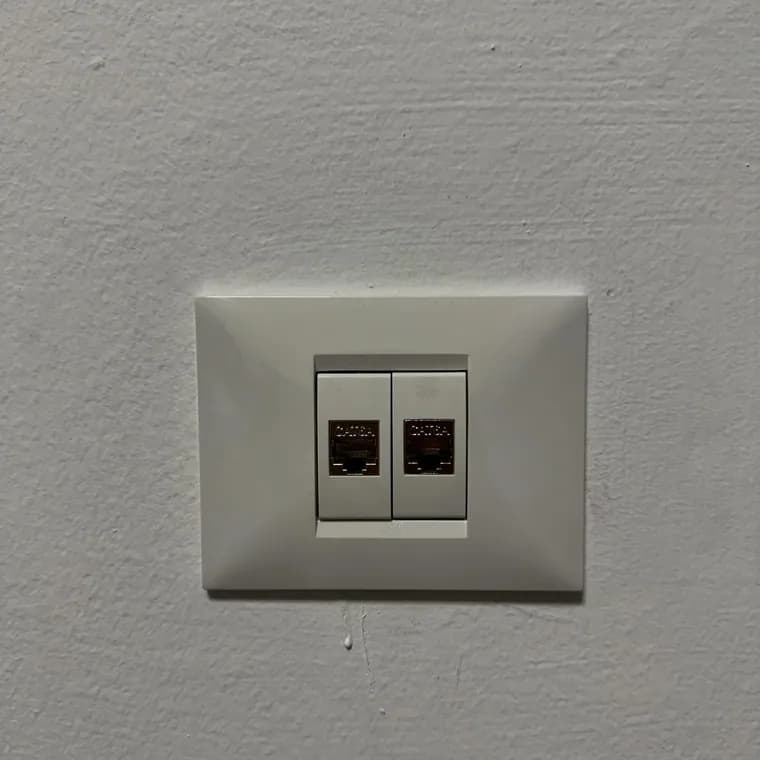 נקודת רשת כפולה CAT6A מותקנת בקיר בגמר לבן נקי