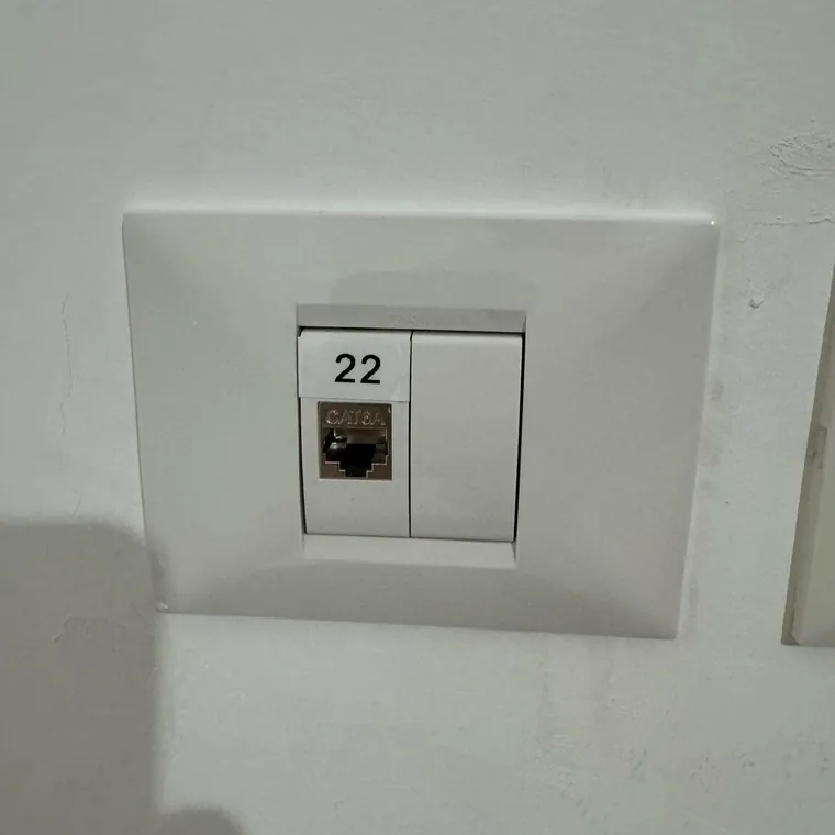 נקודת רשת ממוספרת בקיר עם מדבקת מספר 22 מעל יציאת CAT6A